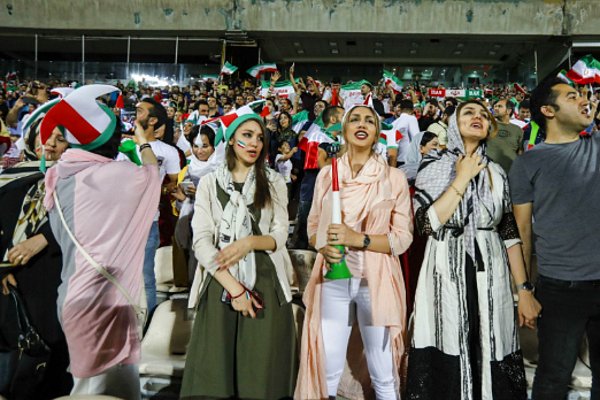 İran'da 37 yıl sonra bir ilk yaşandı ve kadın taraftarlar stadyumda maç seyretti.