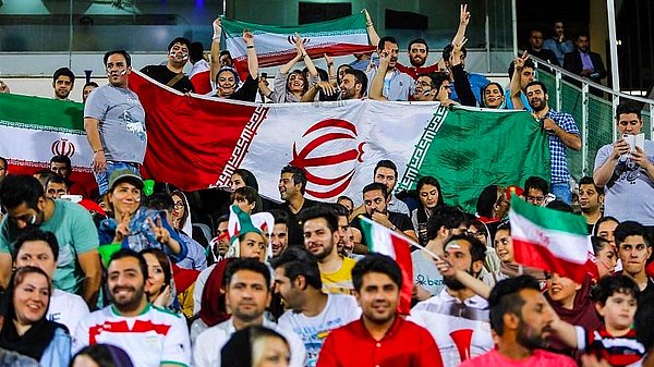İran İç İşleri Bakanlığı'nın devreye girmesi ile kapılar açıldı ve kadınlar maçı Azadi Stadyumu'na kurulan dev ekrandan takip edebildi.