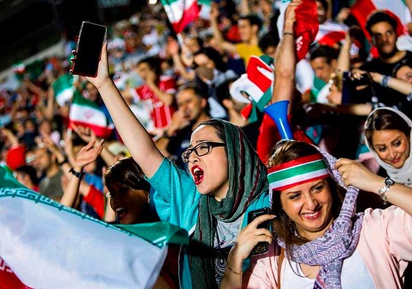 İranlı kadın taraftarlar, bu yasağın tamamen kaldırılmasını istiyor.