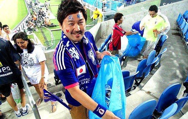 2. Japon futbol taraftarları 1998’den bu yana maçların ardından tribünleri temizliyor. Bu bir gelenek.