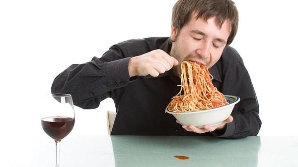 3. Bir araştırmaya göre yavaş yemek yiyen insanlar hızlı yiyenlere oranla %42 oranında daha az obez oluyor.