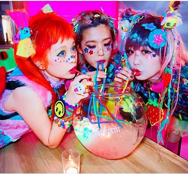 1. Японский уличный стиль "Декора", сочетающий в себе моду 90-х и 2000-х годов, сейчас смешался с детским стилем и излишним украшением себя.