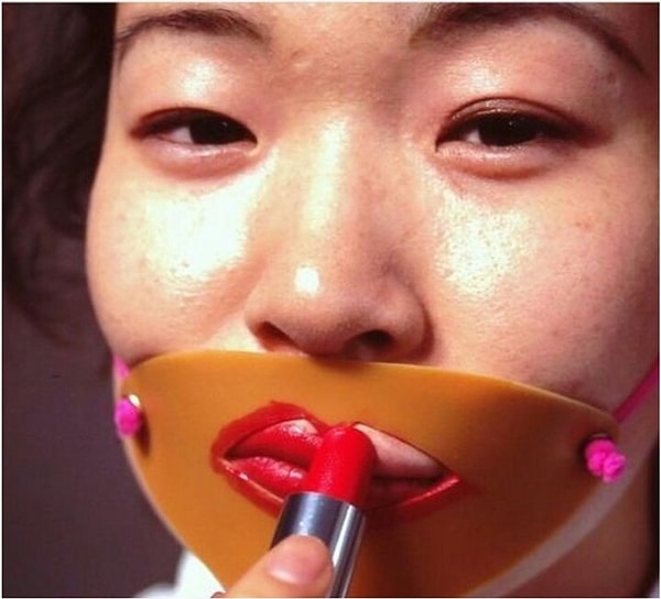 4. А вот, пожалуй, одно из самых необычных приспособлений, ставших популярными на Востоке. Это трафареты для нанесения губной помады. Японцы любят использовать такие практичные решения повседневных проблем.