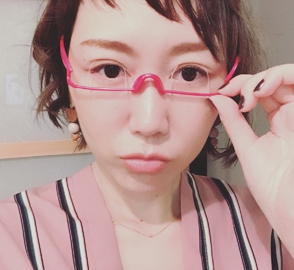 5. С помощью этого инструмента азиатки качают веки. Так они стремятся иметь красивые веки без каких-либо хирургических операций.