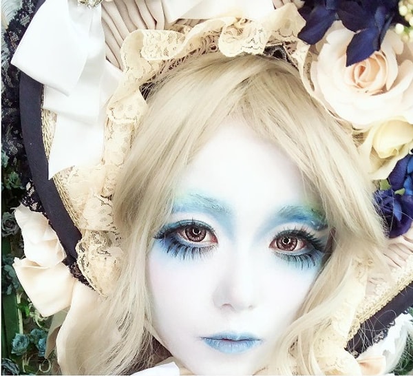 7. Слово «широнари» в переводе означает «окрашенный в белый», а сам тренд подразумевает выбеливание лица и тела, независимо от стиля одежды.