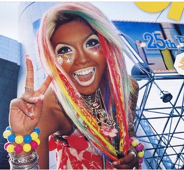 10. Азиатский тренд под названием «Гангуро» представляет собой макияж, отличный от традиционной моды на белую кожу. Это мейк красновато-коричневых и бронзовых оттенков (либо сильный загар) и светлые волосы ненатуральных оттенков. Также «Гангуро» не обходится без ярких аксессуаров.