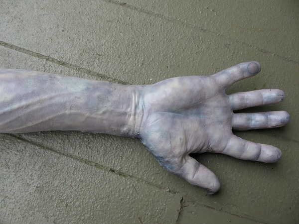 1. Если девушка проспала всю ночь на плече парня, наверняка она отлежала себе лицо, а ему - руку. Поэтому неприятные ощущения на утро гарантированы!