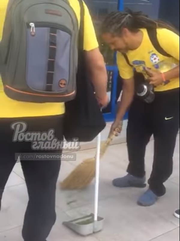 6. Бразильские болельщики в России на Чемпионате мира убирают за собой в кафе. Они стали хорошим примером для людей.