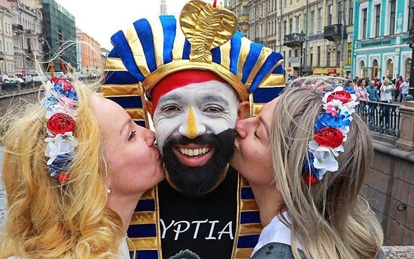 2. И, конечно же, наш народ, дорвавшись до экзотики, с радостью общается с ними.