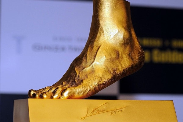 16. В 2011-м году была изготовлена точная копия левой ступни игрока из чистого золота весом в 25 килограммов