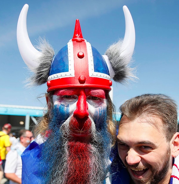 10. Серьёзный и грозный фанат из Исландии не прочь сделать селфи 🙃