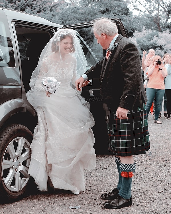 3. Позже приехала невеста и отец девушки, одетый в шотландский национальный костюм, проводил ее к алтарю
