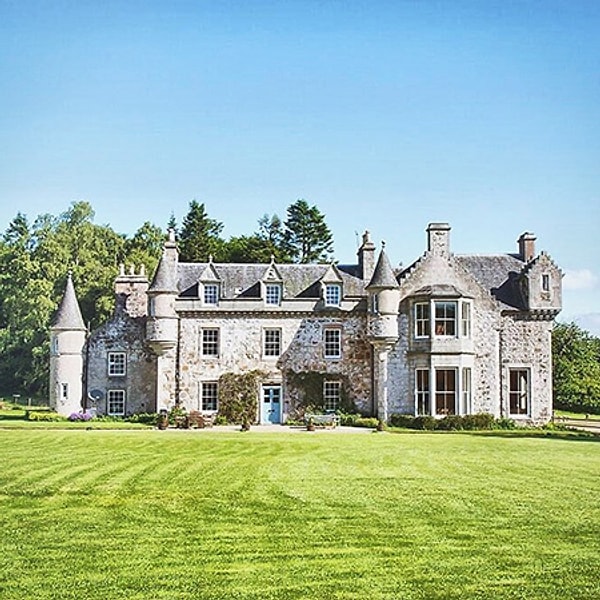 1. Свадебная церемония прошла в Шотландии, на территории замка Уордхилл, которым семья девушки владеет около века