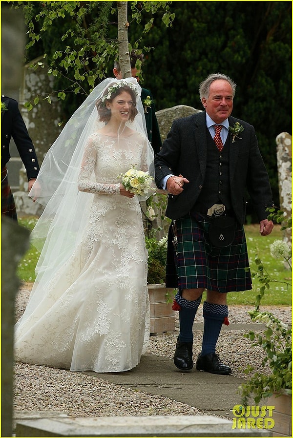 3. Позже приехала невеста и отец девушки, одетый в шотландский национальный костюм, проводил ее к алтарю