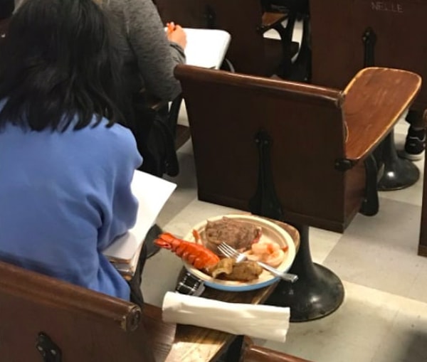 7. Когда учуял на лекции запах еды и отыскал, откуда он идёт...