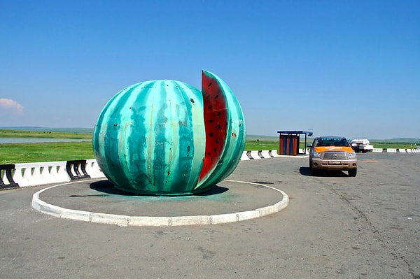 2. Памятник Арбузу в Хакасии