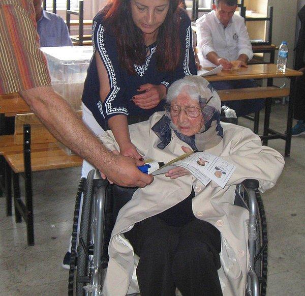1. 104 yaşında, oy kullanmak için sandığa giden emekli bir öğretmen, Merzifon.