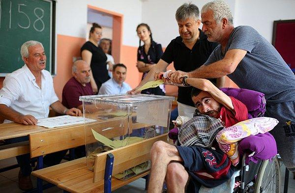 3. Tekerlekli sandalye ile oy kullanmaya giden bir kardeşimiz, Antalya