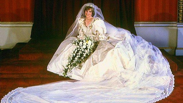 8. Diana, düğününde her türlü tabuyu yıkmıştı. Kendi evlilik yüzüğünü katalogdan seçti, gelinliği ise kraliyet ailesinde o güne kadar giyilmiş en uzun eteğe sahipti.