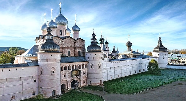 1. Приступим! Ростов Великий и Ростов-на-Дону. Первый - древний город, являющийся частью маршрута "Золотое кольцо России", а второй расположен на реке Дон. Какой из этих двух городов запечатлен на фото?