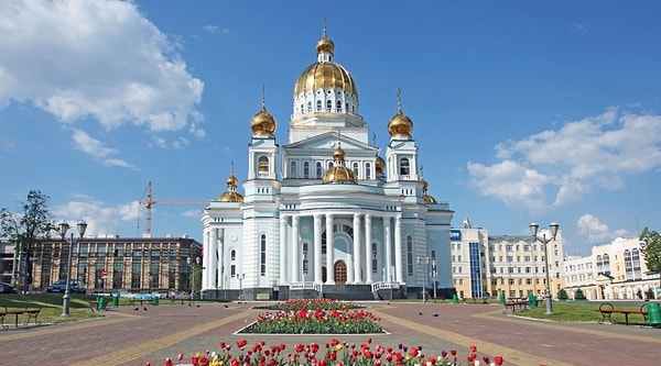 3. Эти три города расположены в центральной России недалеко друг от друга. Два из них находятся на берегах реки Волги, в то время как третий удален от воды. Что это за город?