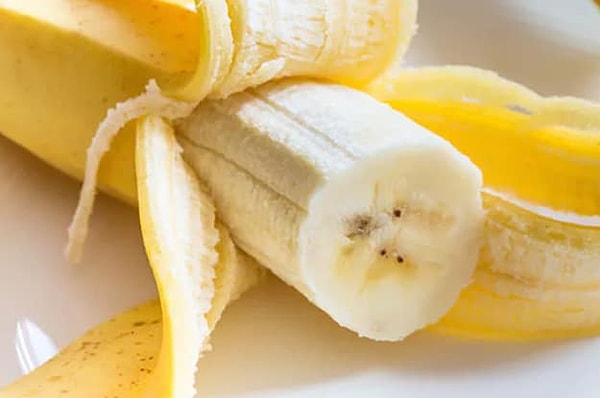 3. Есть белые полоски от кожуры банана: