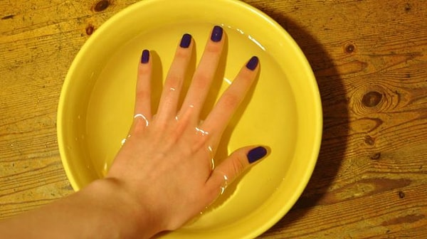 Кончики пальцев бледные и с оттенком синего? Тогда у вас проблемы с циркуляцией крови. Они розовые? Значит у вас все хорошо!