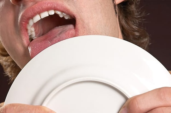 6. Облизывать тарелку после приема пищи: