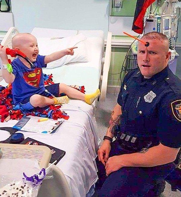 2. Hastanedeki çocukların yüzü gülsün diye onlarla oyunlar oynayan bir polis.