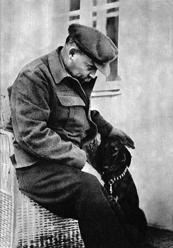 13. Vladimir Lenin ve köpeği