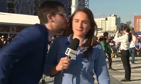 Canlı Yayın Yapan Kadın Muhabiri Taciz Eden Adam