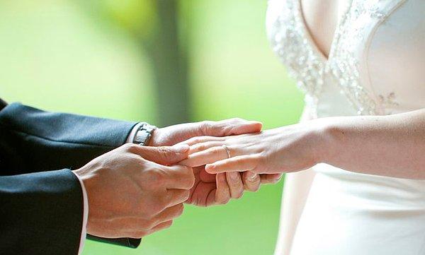 1. 23 yaşından sonra evlenen çiftlerin boşanma ihtimali daha düşük.