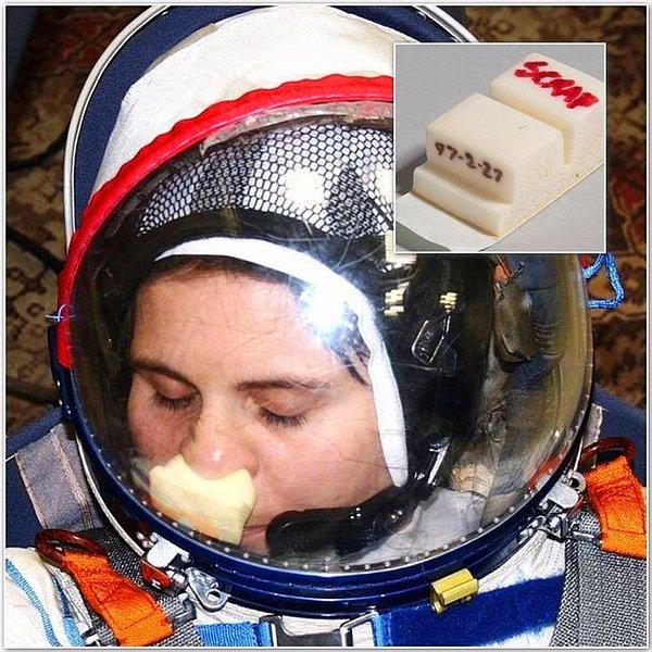 5. Astronotlar burnu kaşınınca ne yapar hiç düşündünüz mü? Onları düşünenler olmuş tabii ki! Onlar uğraşmasın diye burunlarını kaşımak için bu minik yardımcıyı kıyafetlerine ilave etmişler. :)