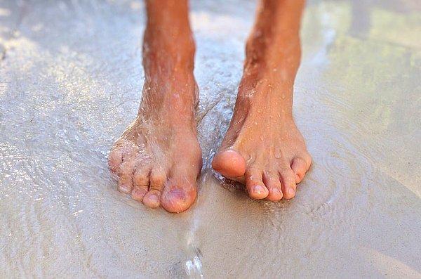 6. Uyumadan önce ayaklarınızı soğuk suya sokmaya ne dersiniz?