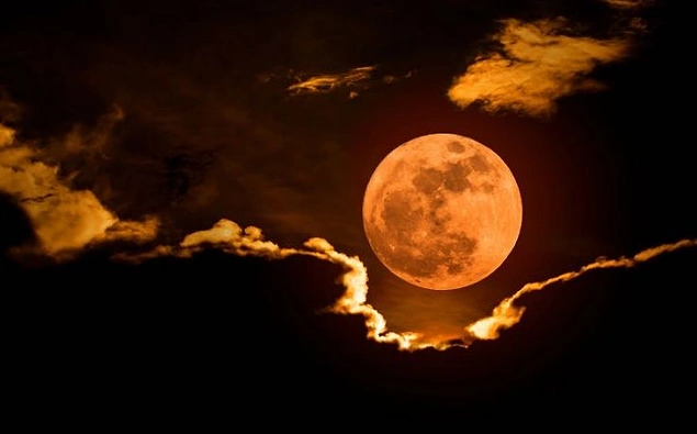 Güneş ışığı Ay'ın yüzeyinde yayılarak Ay'a kırmızı bir görüntü verir.
