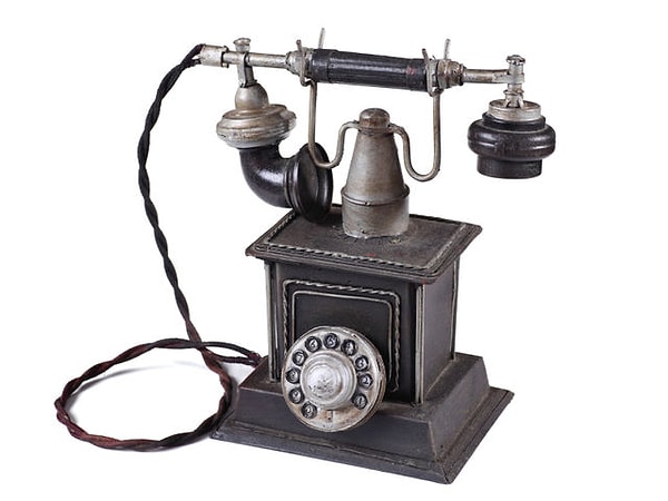 2. Как зовут изобретателя телефона?