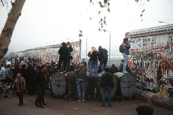 2. Yanlış okunan bir konuşma Berlin Duvarı'nı yıktı.