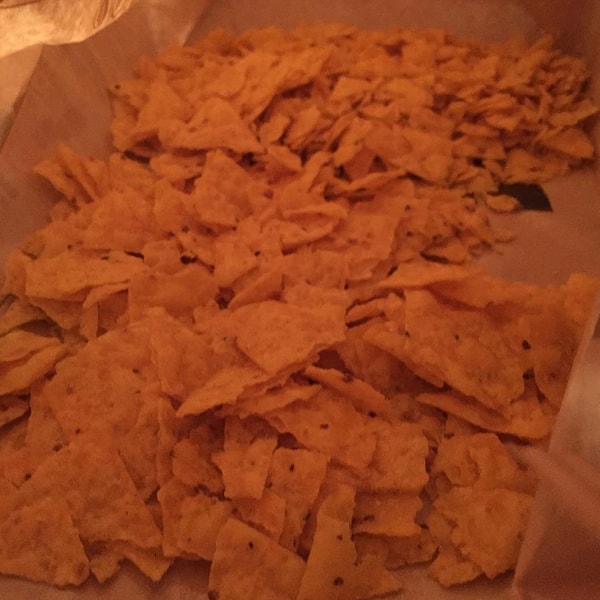 8. Вы обожаете хрустеть остатками чипсов на дне пакета, потому что там остается вся соль и специи.