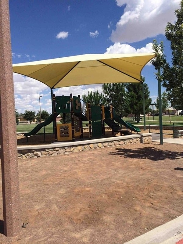 6. Даже если на улице пекло, ваш ребенок все равно сможет поиграть с друзьями на площадке благодаря этому огромному тенту.