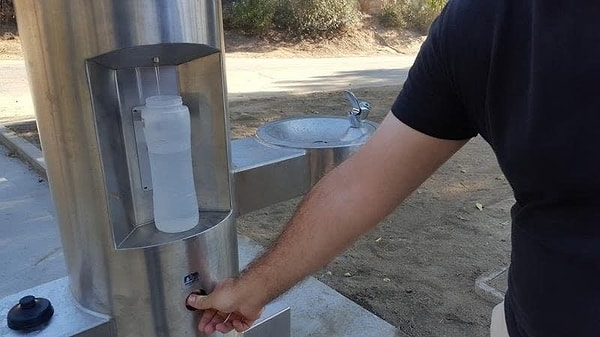 16. Наполните вашу бутылку для воды: удобно и экологично.