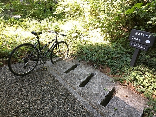 17. Примитивная, но функциональная стоянка для вашего велосипеда, если вы решили размять ноги и немного прогуляться. Однако есть вероятность, что при возвращении вашего велосипеда уже не будет на месте 😆