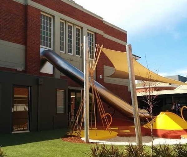 18. Обязательно для каждой школы: горка из класса прямо на игровую площадку. Гениально!