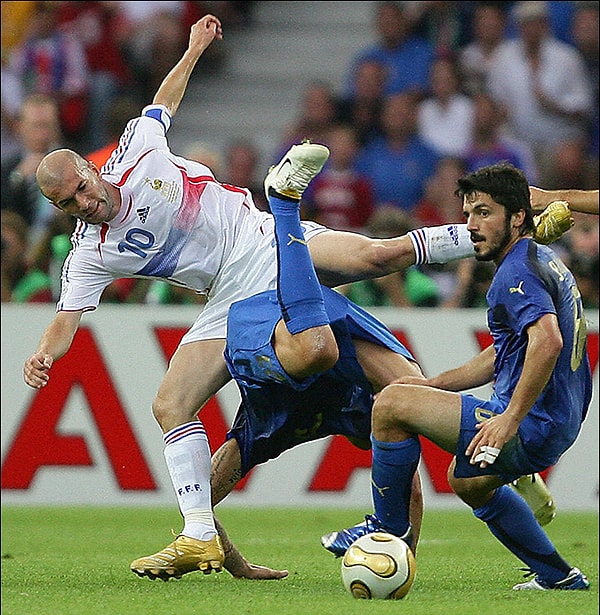 8. На ЧМ в Германии в 2006 году также появился футбольный снаряд, сильно отличающийся от своих предшественников. Как его назвали?