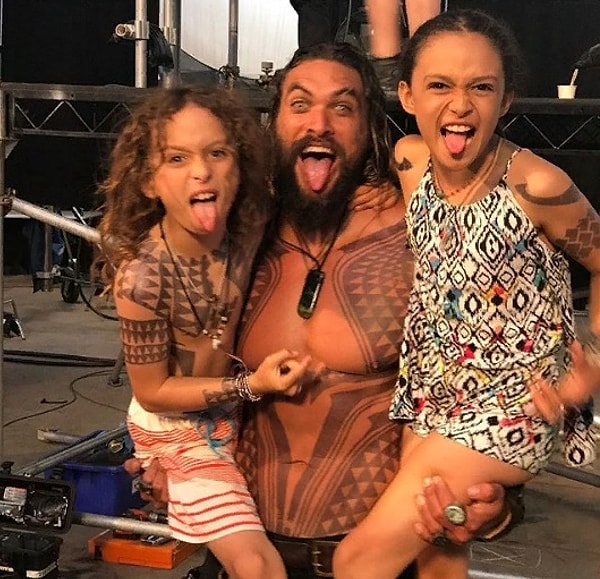 14. Джейсон Момоа сходит с ума со своей бандой