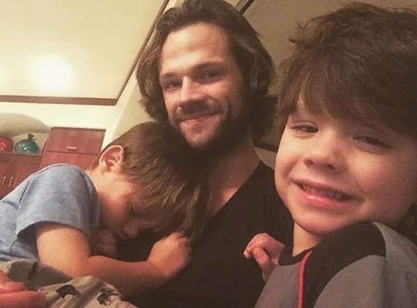 17. А вот и еще одна звезда «Сверхъестественного» Джаред Падалеки со своими мальчиками