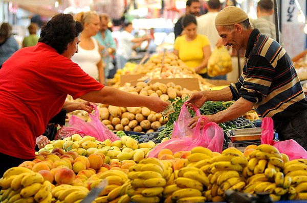 Türk-İş'in araştırmasına göre, 4 kişilik bir ailenin aylık olarak yapması gereken gıda harcaması tutarı, yani açlık sınırı bin 714 lira oldu.