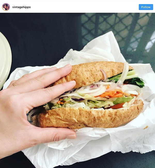 12. «Этот сэндвич-бар не предлагает никаких протеиновых опций без мяса». Луковый сэндвич - оригинально!