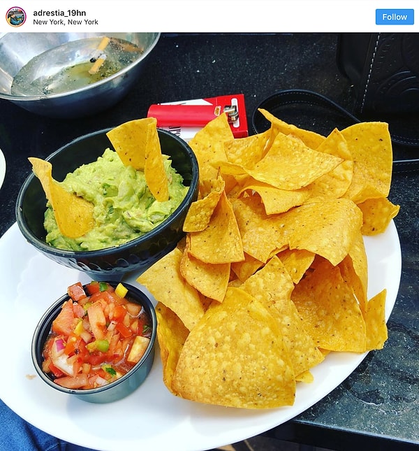 3. «Тот момент, когда твои друзья выбрали ресторан, а ты не проверила, есть ли в нем меню для веганов».