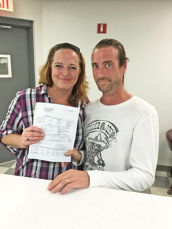 Итак, недавно 50-летняя Дебби из Флориды вышла замуж за 37-летнего Джо. Ребята состояли в отношениях на протяжении 15 лет.