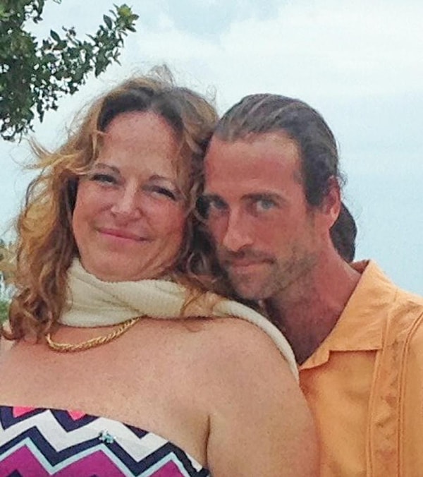 Но познакомиться им удалось только в 2004 году, во время одной из семейных вечеринок в Нью-Йорке. После знакомства Джо пригласил Дебби на ужин.